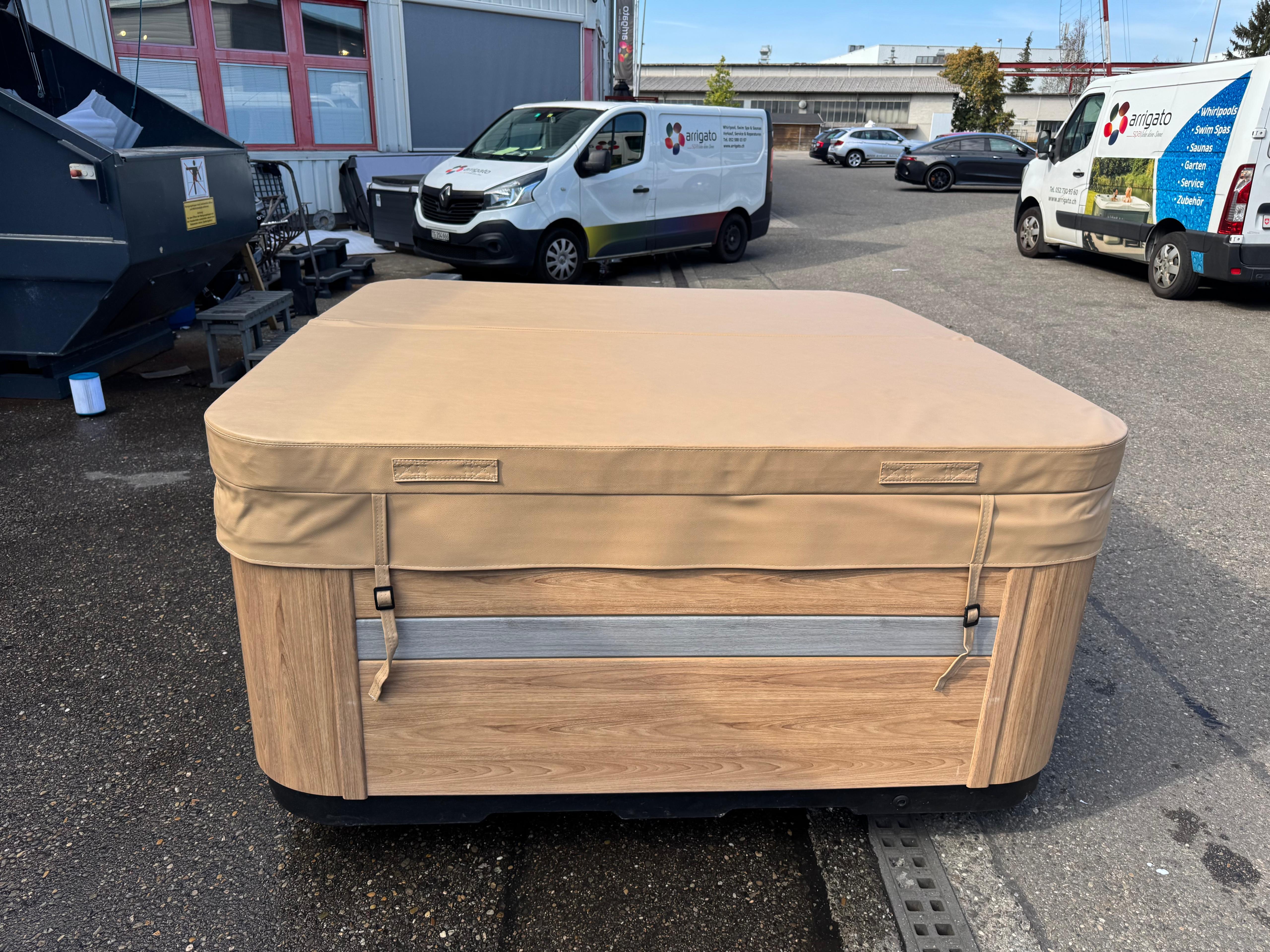 Whirlpool Charlotte – Occasion | 4–5 Personen | CHF 4'000.–